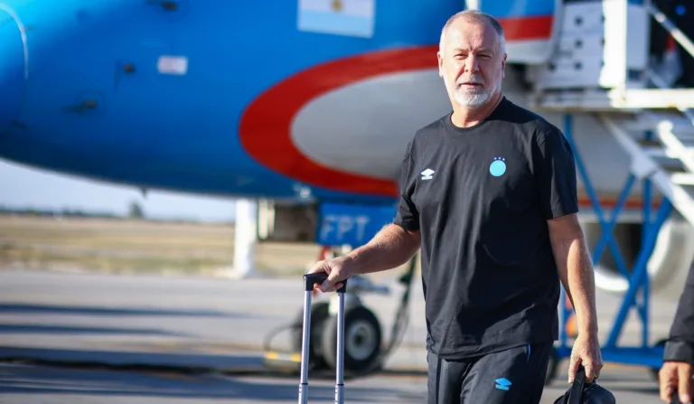 Mano Menezes no desembarque em Mendonza para o jogo pela Sul-Americana.