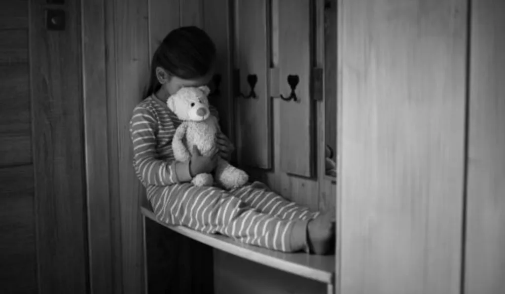 menina triste vendida como escrava