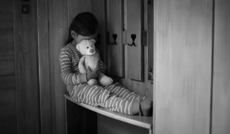 menina triste vendida como escrava