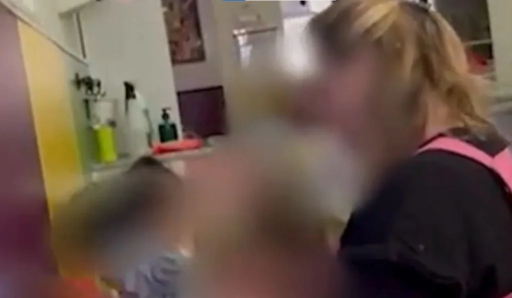 funcionária de creche obrigando bebê a comer