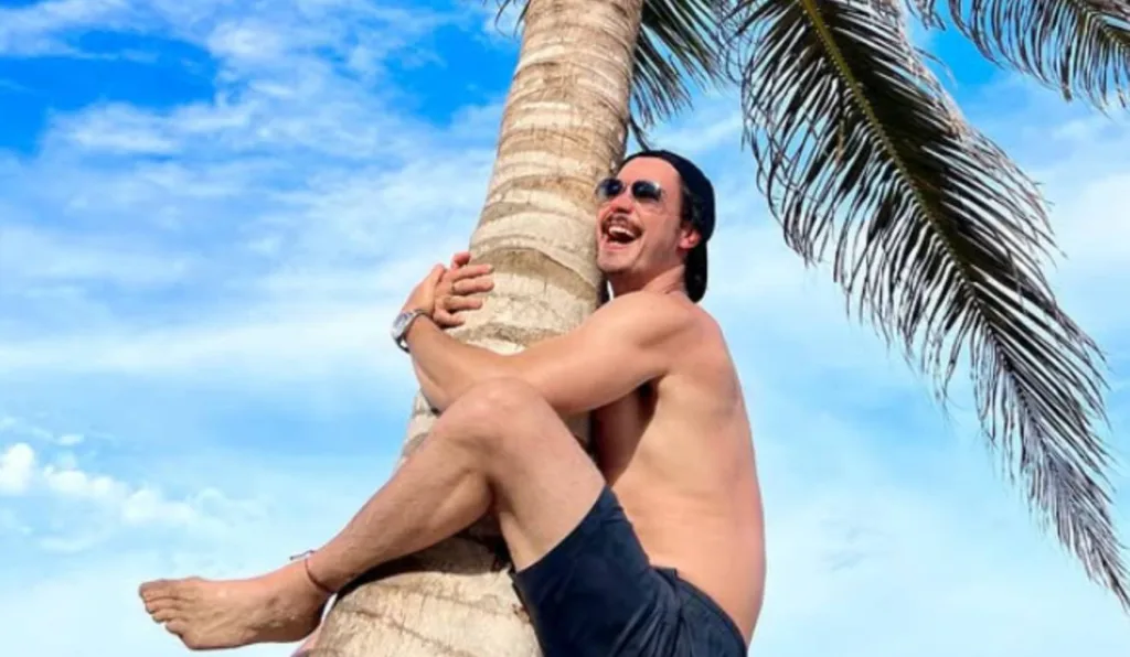 homem subindo coqueiro