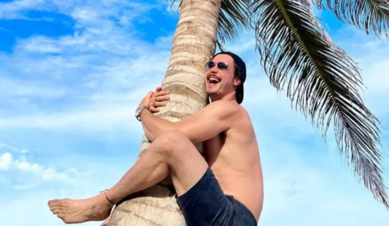 homem subindo coqueiro