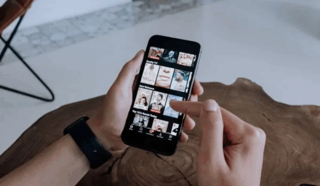 Imagem ilustrativa de um a pessoa olhando o catálogo de filmes.