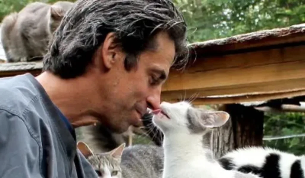 Christopher Arsenault, idoso de 65 anos que morreu ao tentar salvar gatos de um incêndio