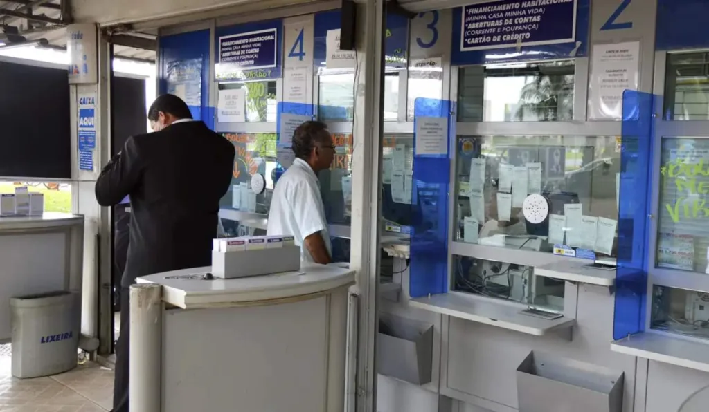 Pessoas em lotérica