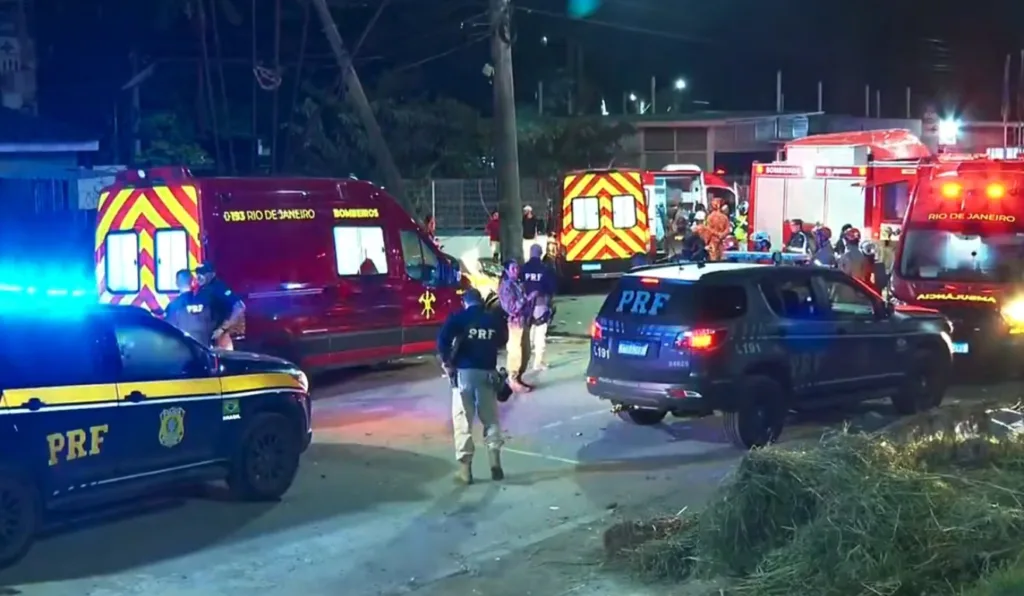viatura da PRF após acidente que causou a morte de 3 policiais a Avenida Brasil, no Rio de Janeiro