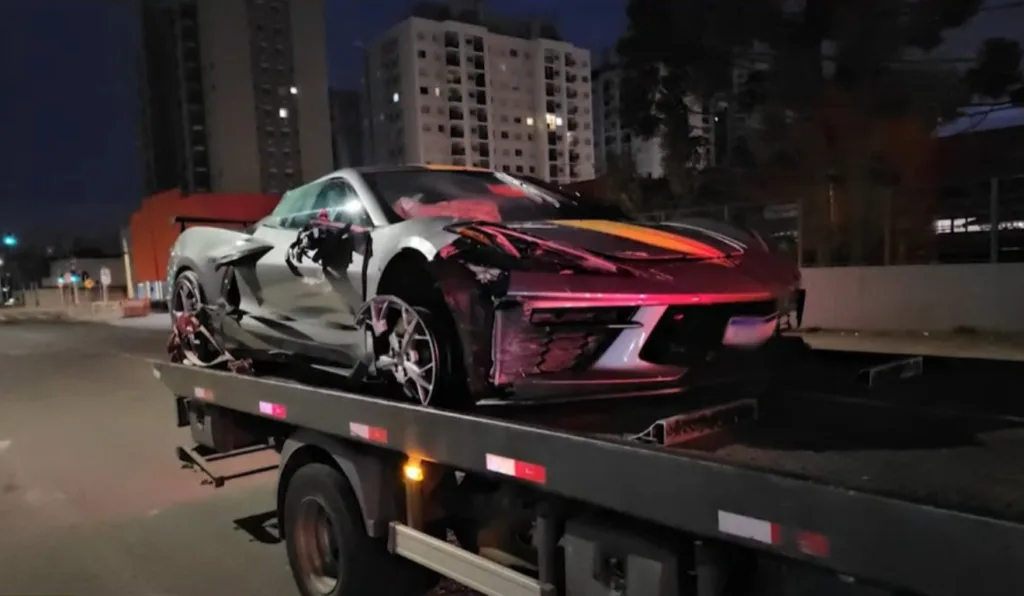 Carro de influencer foi removido por um guincho particular logo após o acidente, na rápida do Boa Vista