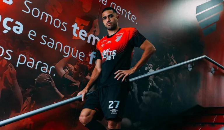 Alan Kardec deve ser titular no domingo. Jogador participou nesta semana da sessão de fotos do elenco com a nova camisa.