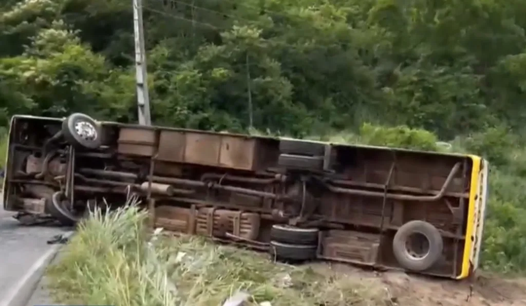 Ônibus escolar tombado