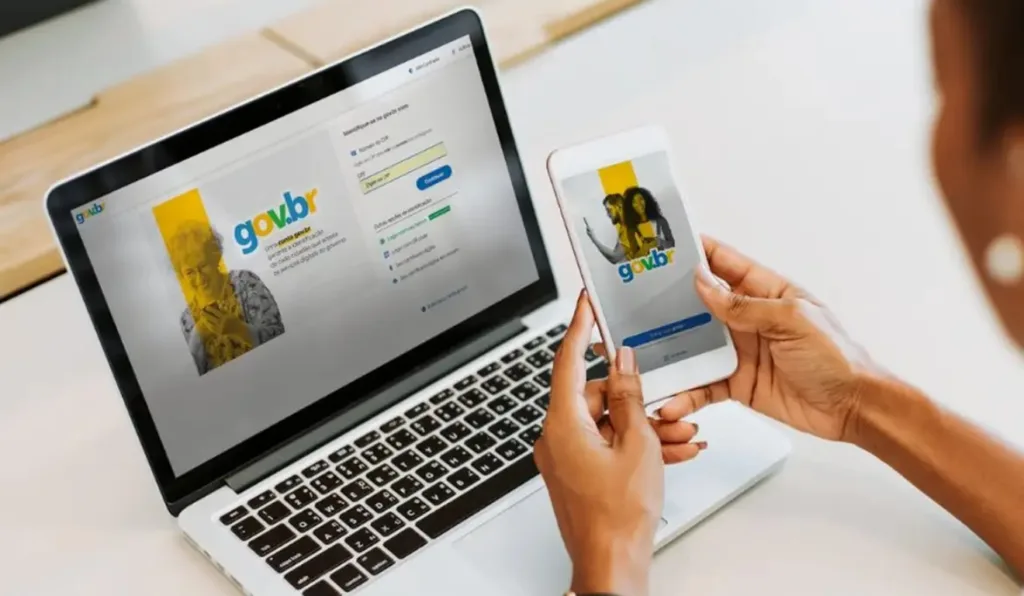 computador e celular com o portal GOV.br aberto
