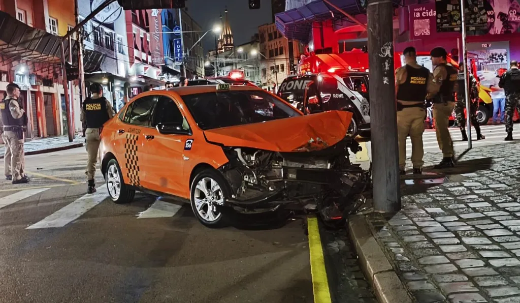 viatura da Rone t[áxi que bateu em viatura da Rone no Centro de Curitiba