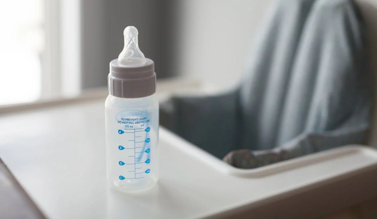 mamadeira em cima de uma mesa. homem é preso por misturar cocaína em mamadeira de filho