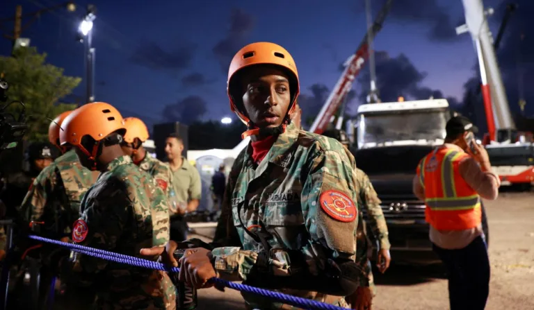 Bombeiro trabalhando em resgate de sobreviventes na República Dominicana