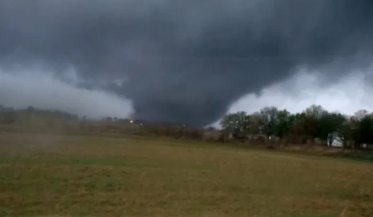 Tornado atinge os EUA, causa destruição e deixa mortos; imagens impressionam