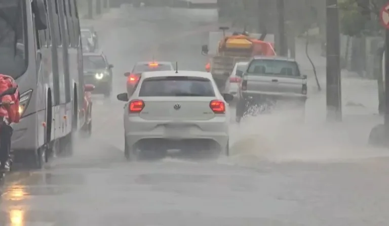 chuva forte em rua de curitiba