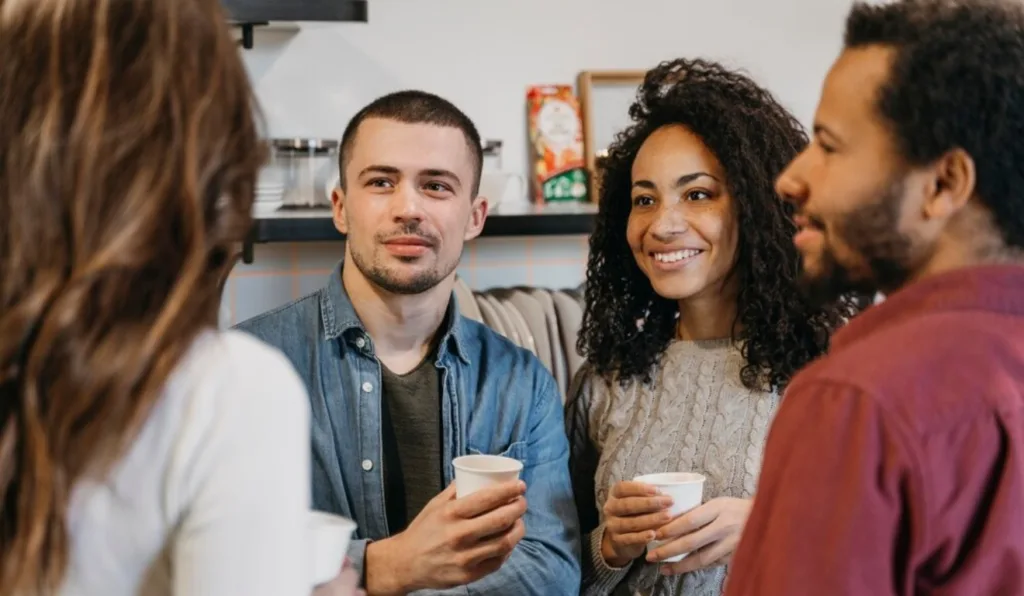 Pessoas conversando