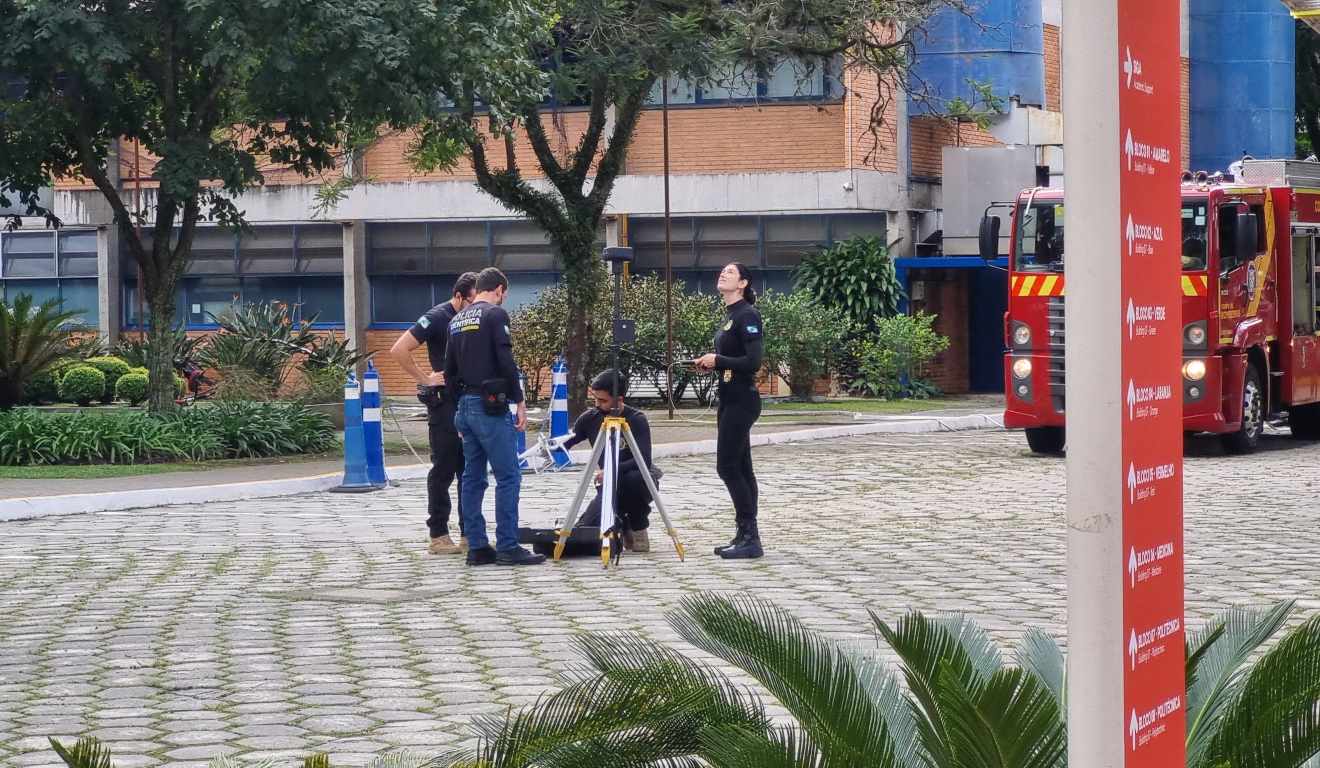 Equipe da Polícia Científica na PUCPR