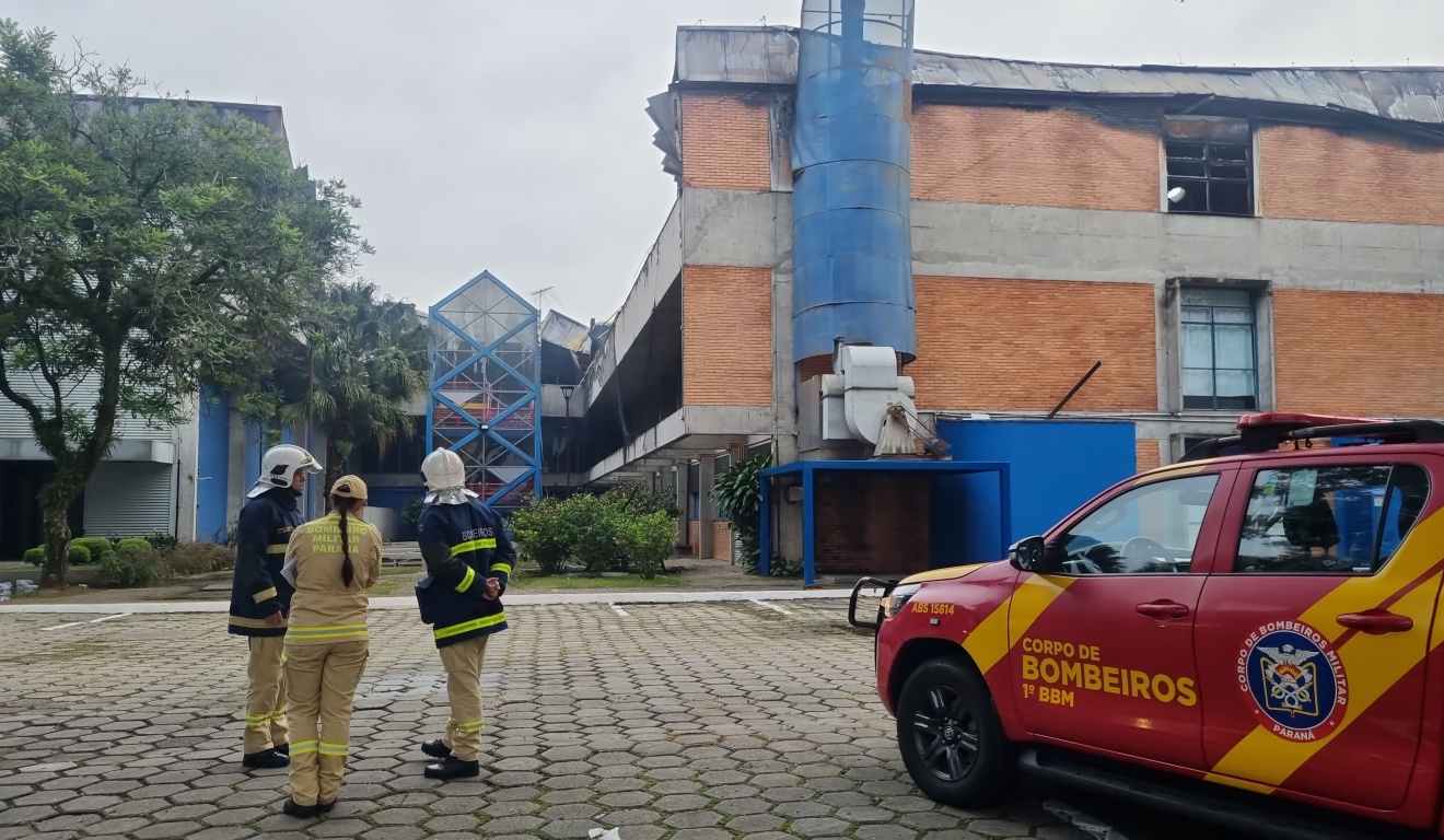 Corpo de Bombeiros permanece na manhã desta quarta (16) para acompanhar o rescaldo do incêndio