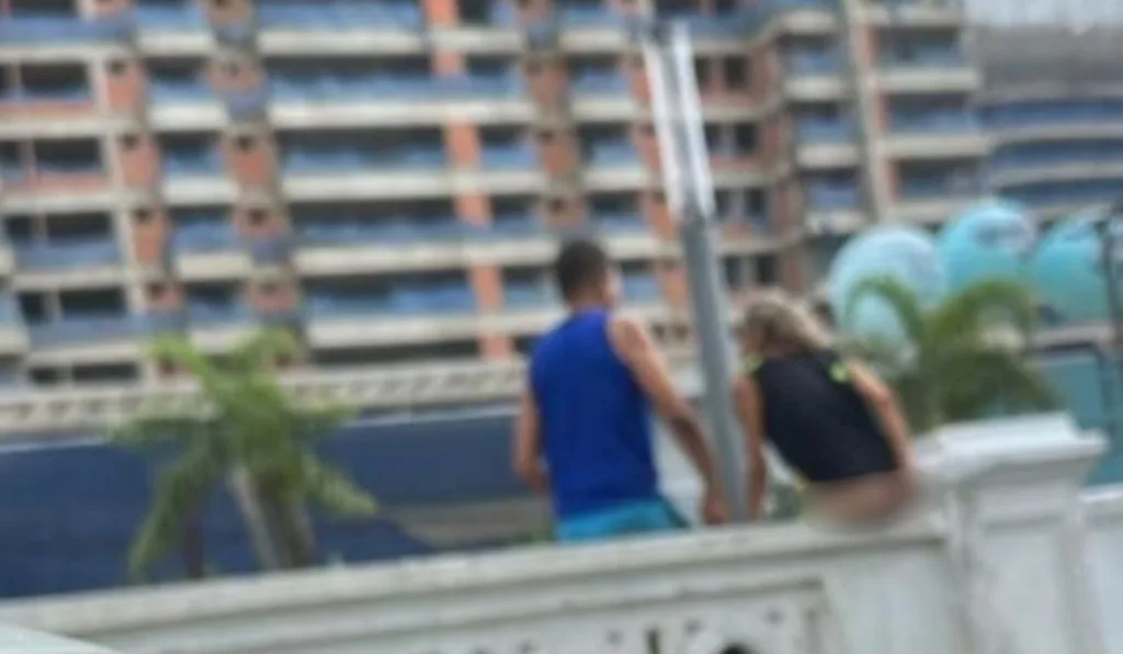 mulher faz cocô na praia