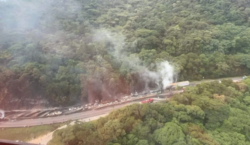 caminhão tombado pegando fogo
