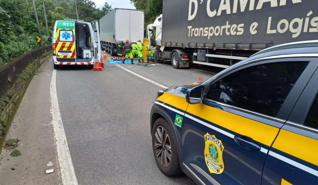 Equipes de resgate da concessionária e da PRF atendendo o acidente