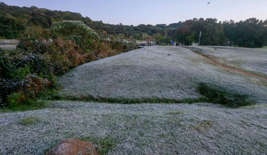 gramado com geada para ilustrar a previsão do tempo para o mês de maio no Sul do Brasil