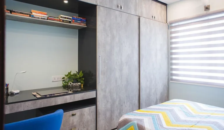 foto de um guarda-roupa em um quarto