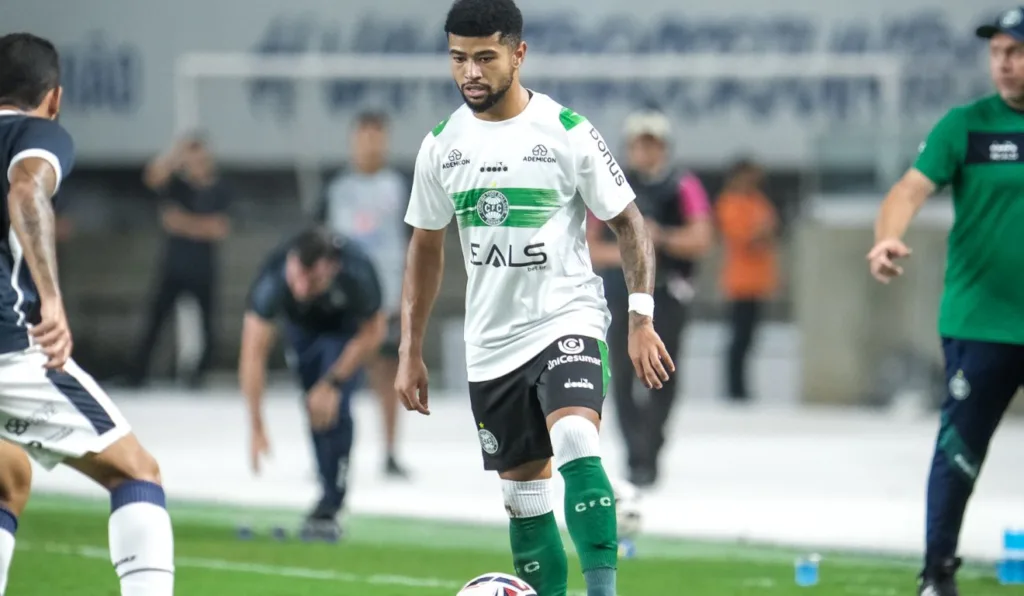 Apesar das tentativas, Lucas Ronier não conseguiu evitar que o Coritiba não marcasse gols contra o Remo.