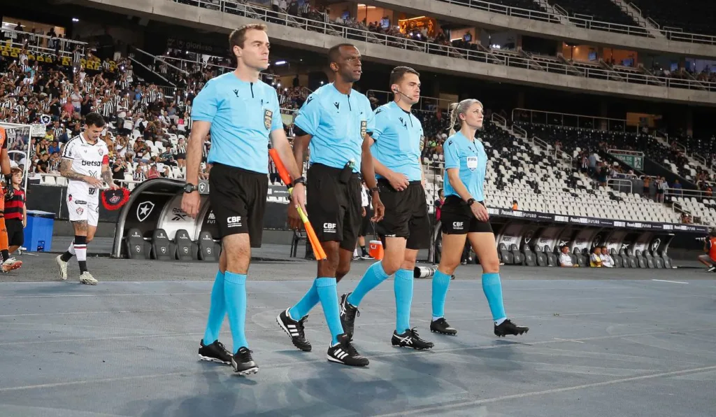 equipe de arbitragem em jogo do Brasileirão 2024