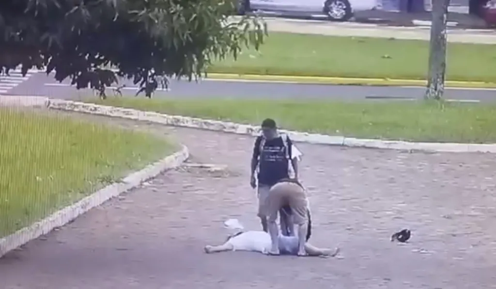 Cena dos moradores roubando o homem.