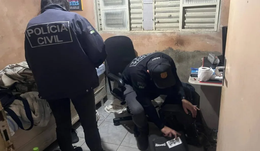 policiais vasculhando quarto