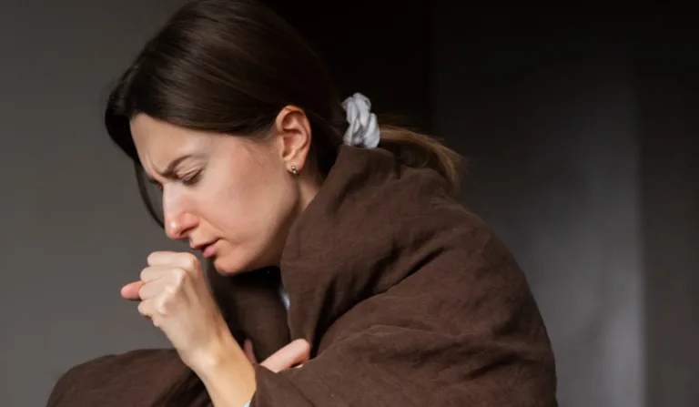 Mulher assoando o nariz.