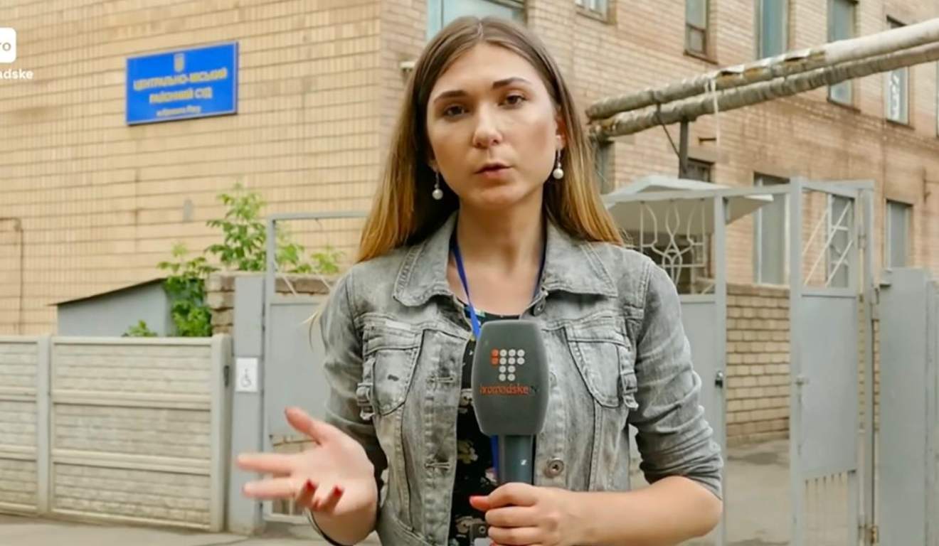 jornalista durante reportagem