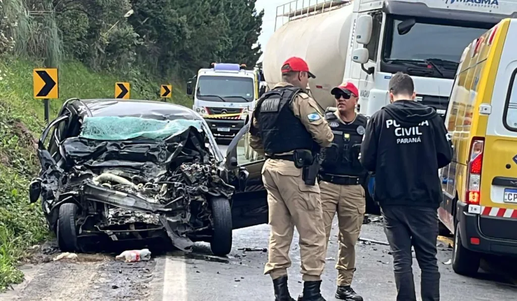 Fiat Mobi com frente destruída após batida