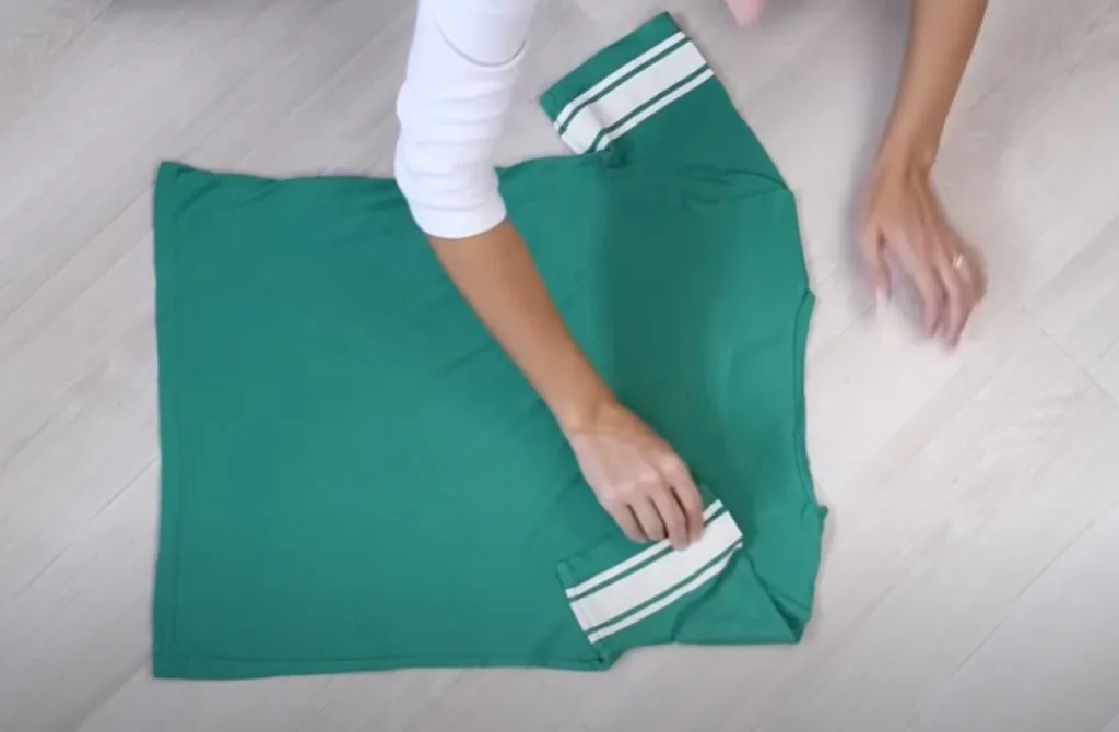 Dobra básica de camiseta ajuda a economizar espaço