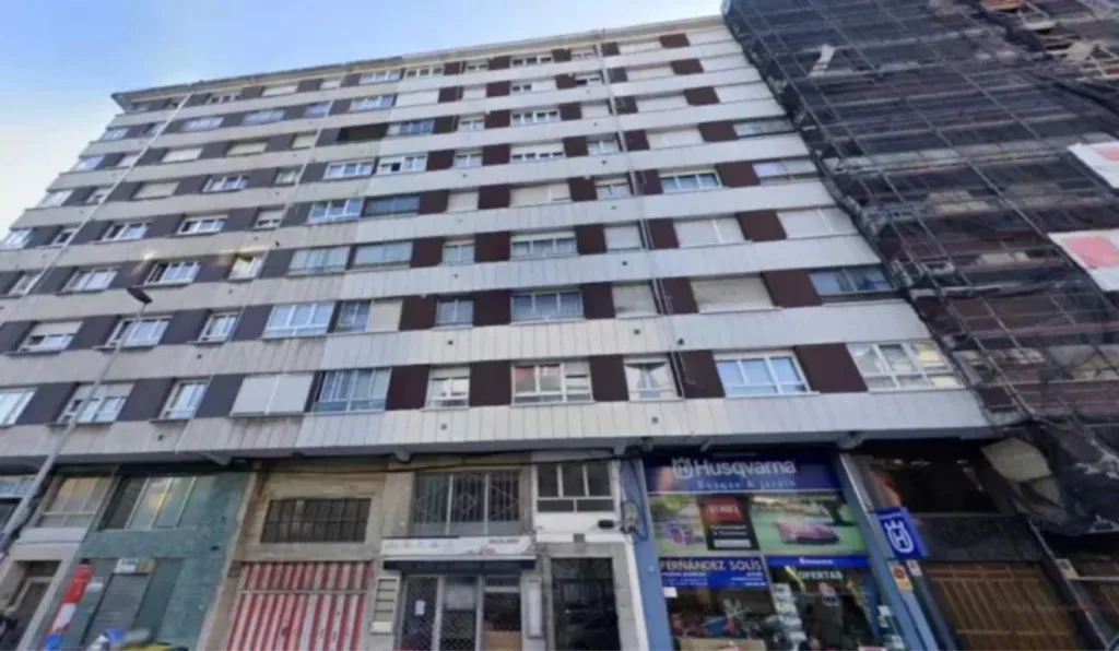 prédio do qual mãe jogou filha da janela