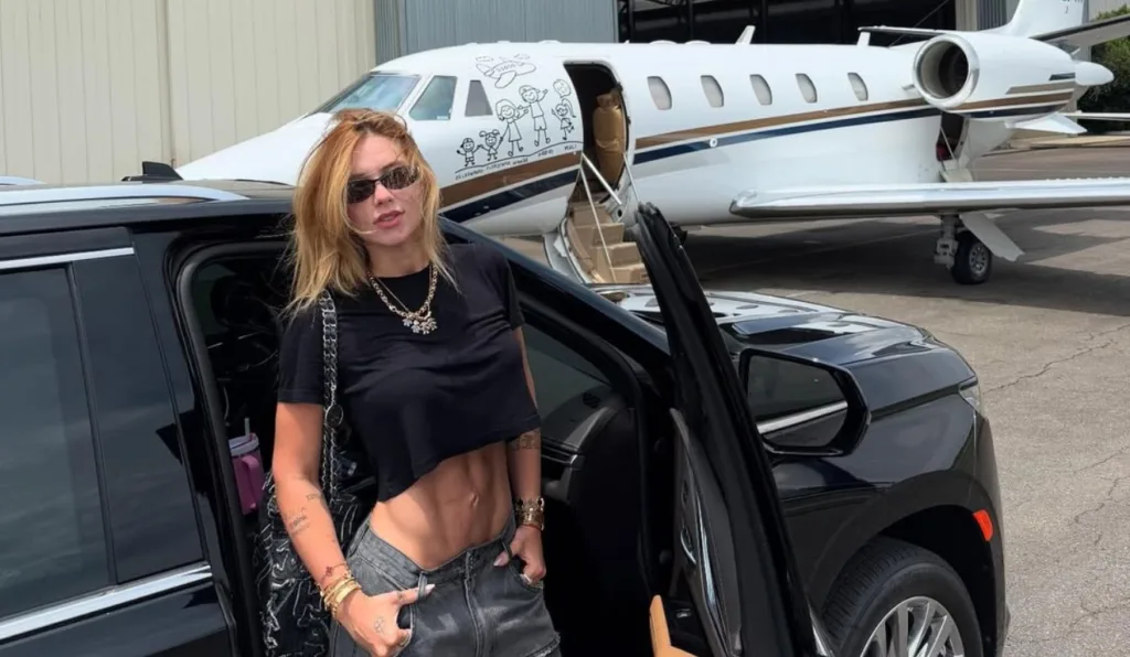 virginia fonseca posa a frente de jatinho que comprou para marido zé felipe