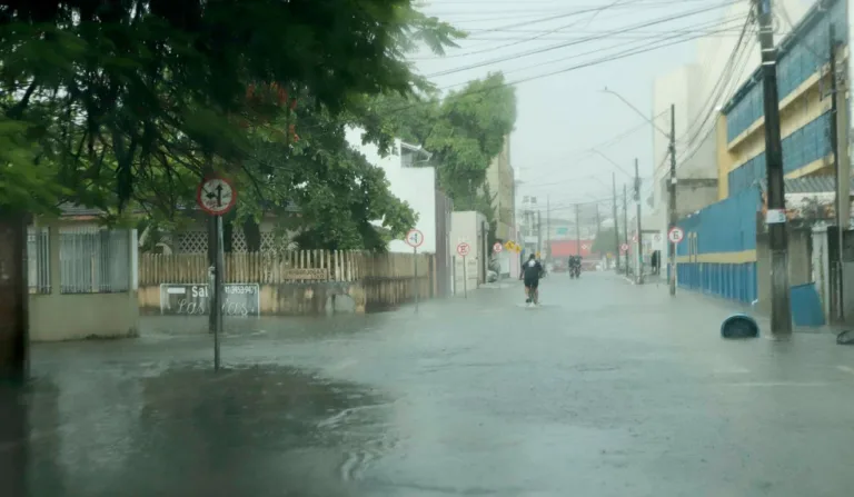 alagamento em rua do Paraná. O estado está sob alerta vermelho
