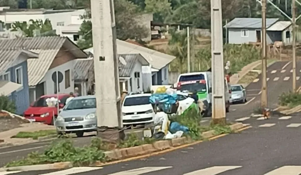 Criança foi encontrada com faca cravada no pescoço; pai fugiu após a confusão