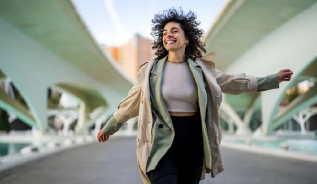 mulher correndo e feliz