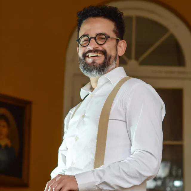 professor Dabliu posando para foto