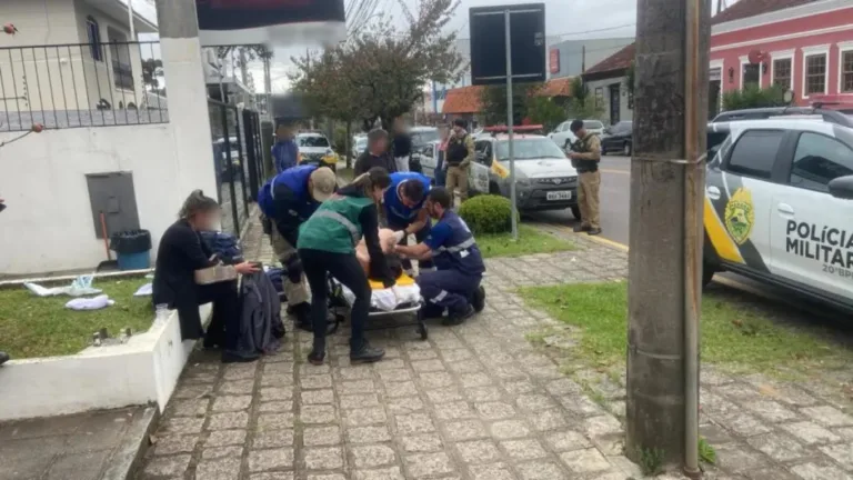 Homem fica com faca cravada nas costas