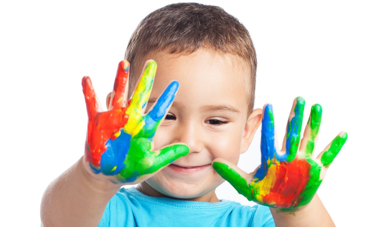 Criança com as mãos pintadas.