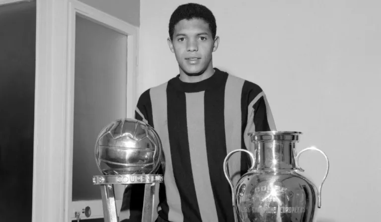 Jair da Costa posa com taças e camisa da Inter de Milão