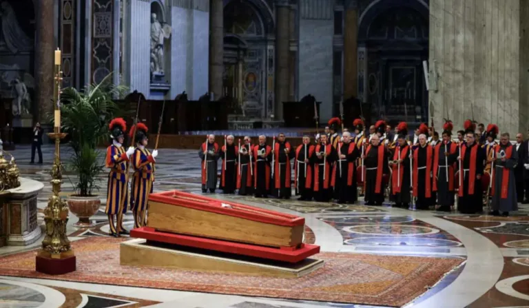 Velório do papa Francisco receberá visitas do público até sexta-feira (25)