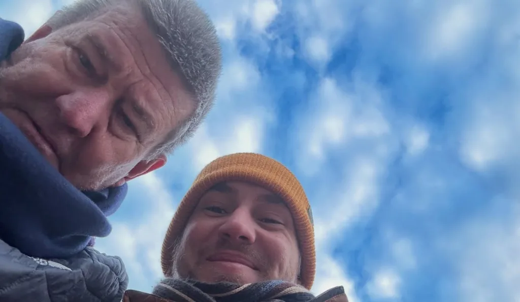 Vitor Kley e Ivan kley com céu de fundo.