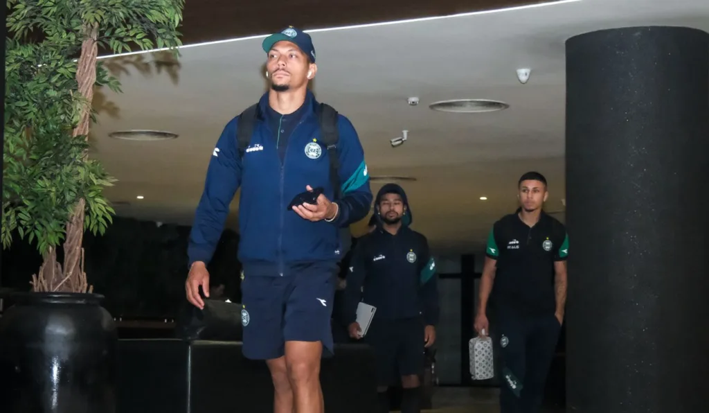 Alex Silva na chegada da delegação do Coritiba em Belém, no sábado (19).