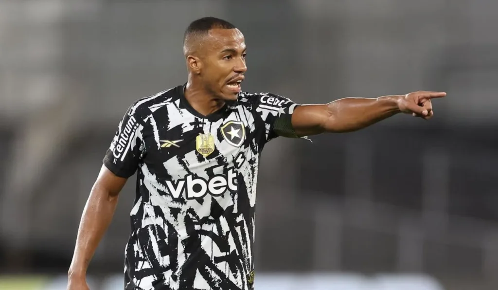 Marlon Freitas em campo com a nova camisa do Botafogo (Foto: Vitor Silva / Botafogo)