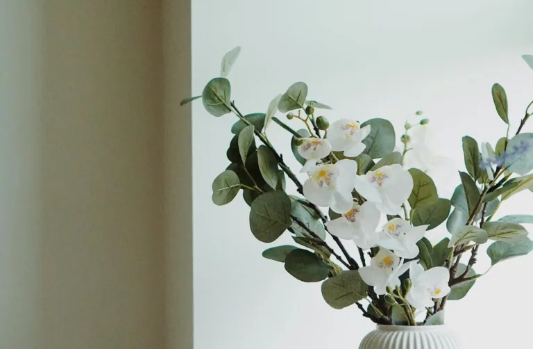 Delicadeza dão o toque neste arranjo, acredite, feito com flores artificiais