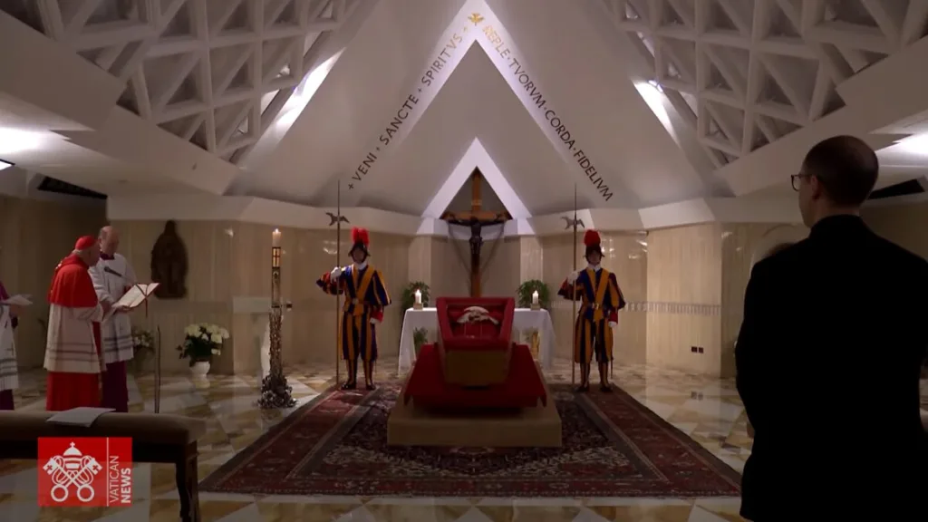 Corpo de papa Francisco em rito de declaração de morte 